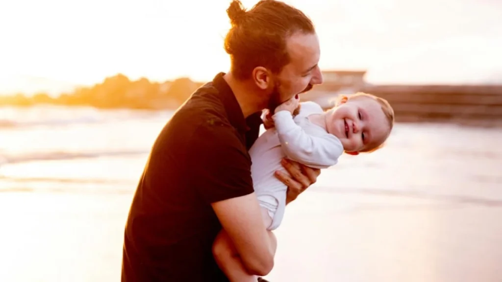 Catat! Ini Tanggal Perayaan Hari Ayah di Indonesia 1 6767d7ebad6af seorang ayah sedang menggendong anaknya banyuwangi - Catat! Ini Tanggal Perayaan Hari Ayah di Indonesia